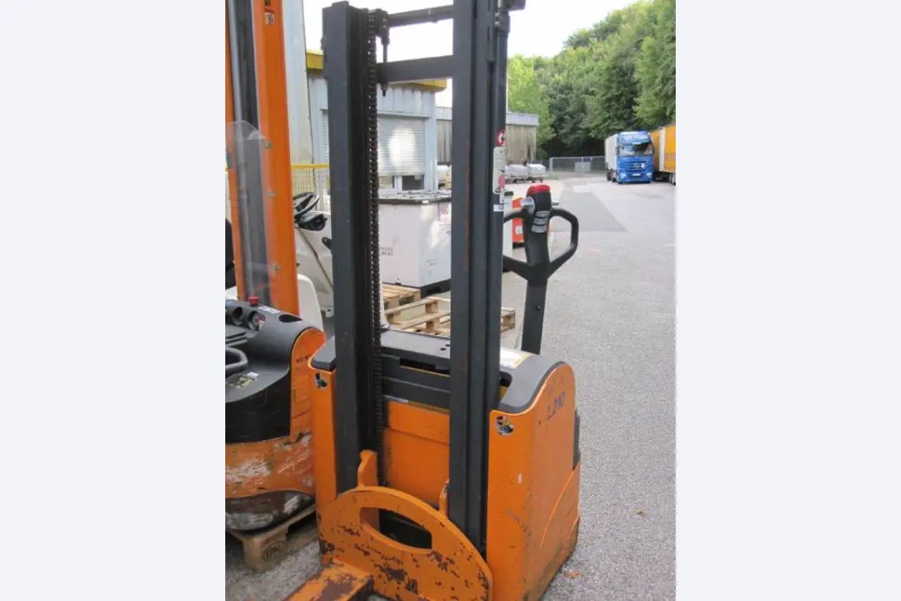 Gepflegte Flurförderfahrzeuge-4